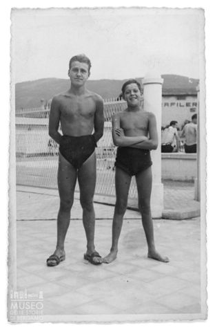 Bergamo, ragazzi in piscina