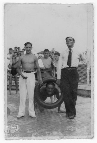 Bergamo, ritratto di gruppo in piscina