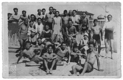 Bergamo, ritratto di gruppo in piscina