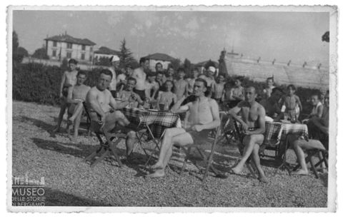 Bergamo, tavolini presso la piscina