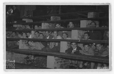 Spettatori presso una tribuna