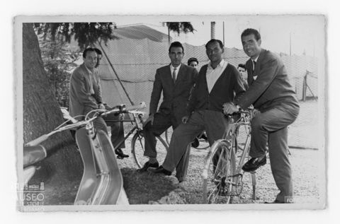 Uomini con biciclette