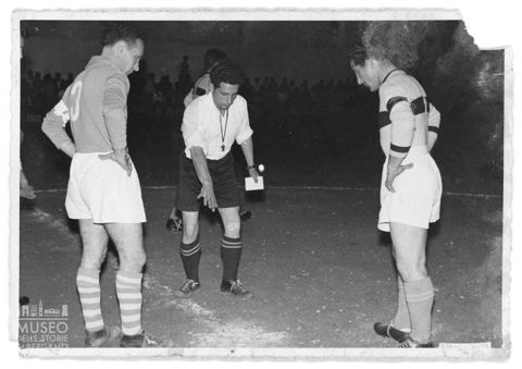 Calciatori e arbitro