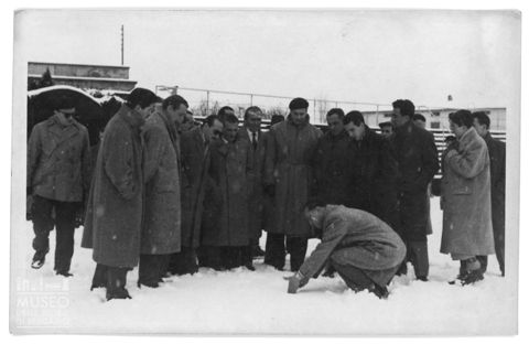 Uomini in un campo innevato