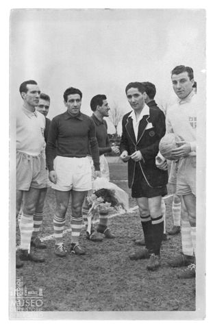 Calciatori e arbitro