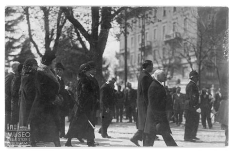 Gruppo di persone in una piazza
