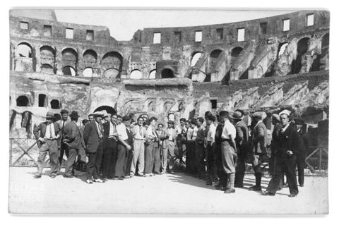 Roma, gruppo di uomini nel Colosseo