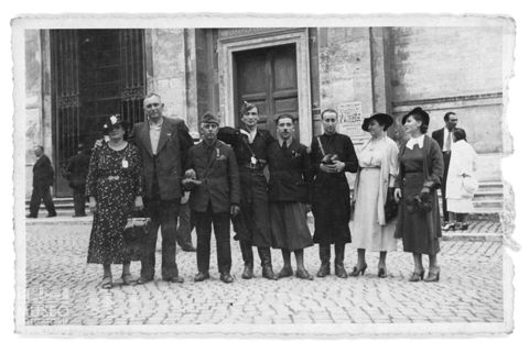 Roma, gruppo di fronte a una chiesa