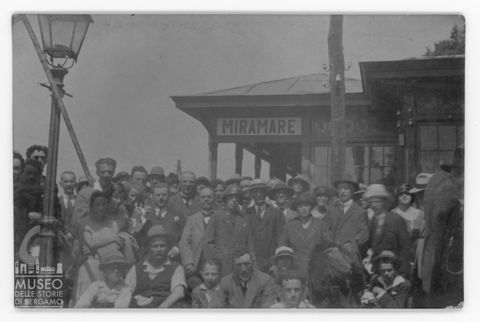 Trieste, gruppo alla stazione di Miramare
