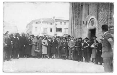 Ritratto di gruppo in piazza