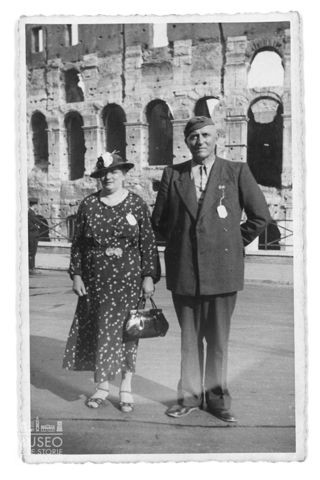 Roma, coppia presso il Colosseo