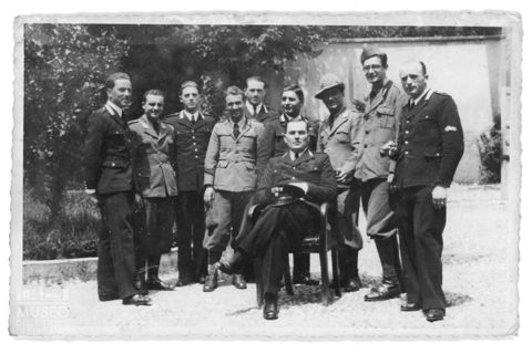 Gruppo di uomini in divisa