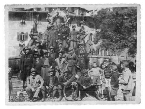 Trento, alpini presso una fontana