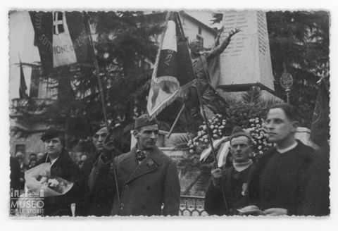 Celebrazione presso il monumento ai caduti di Zogno