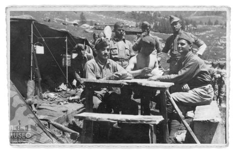 Militari in un accampamento