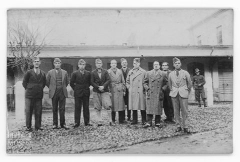 Ritratto di gruppo in un cortile