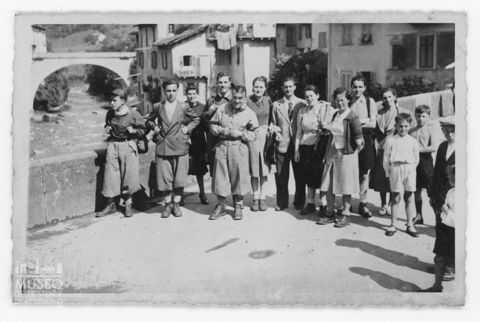 Ritratto di gruppo su un ponte