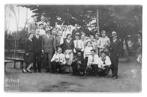Ritratto di gruppo in un giardino