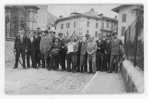 Gruppo di uomini