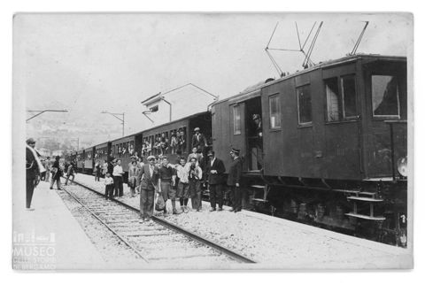 Ragazzi e adulti vicino e sopra a un treno