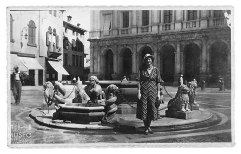 Bergamo, donna in Piazza Vecchia