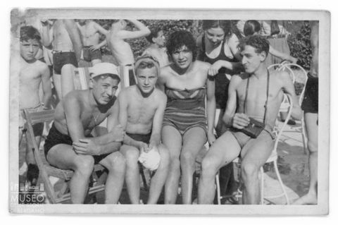 Giovani in costume da bagno