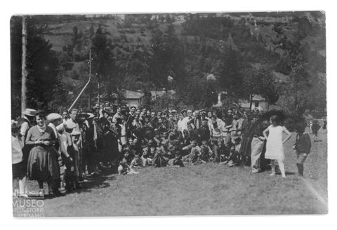 Ritratto di gruppo in un prato