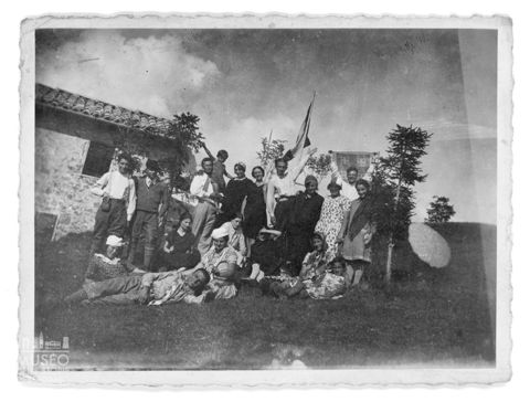 Ritratto di gruppo in un prato