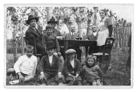 Bambini e adulti presso un tavolo