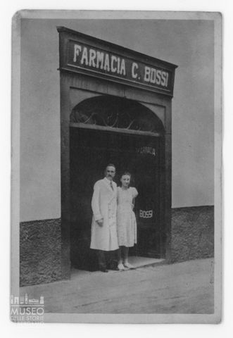 Albino, ingresso di una farmacia