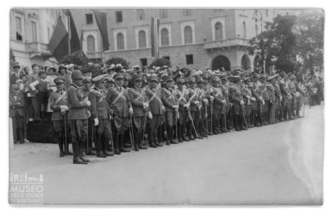Bergamo, gruppo di soldati in piazza Matteotti