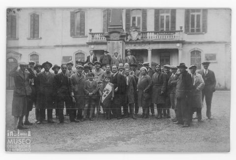Gruppo di fronte a un monumento