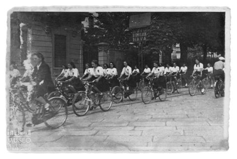 Bergamo, gruppo di giovani fasciste
