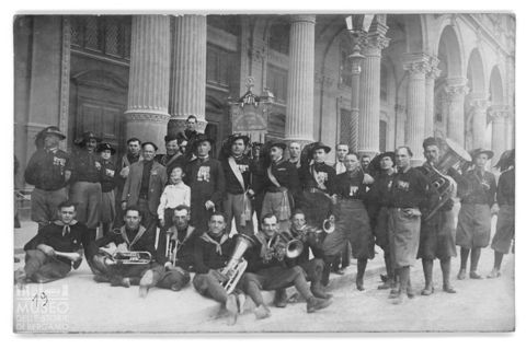 Gruppo di bersaglieri a Bologna