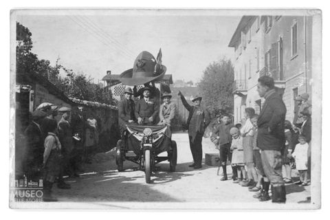 Bergamo, alpini in una strada di Loreto