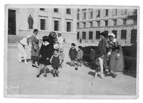 Bambini e suore in piazza Dante