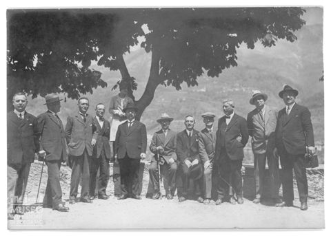 Ritratto di gruppo presso un muretto