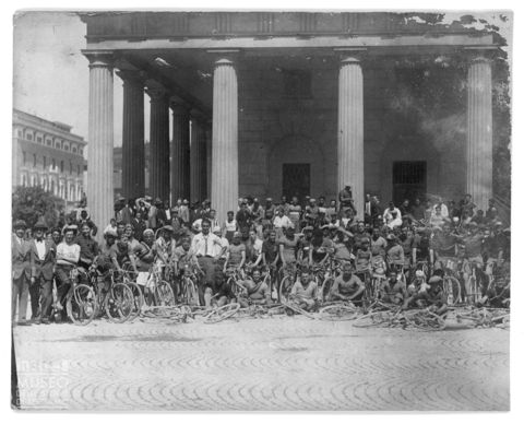 Bergamo, gruppo di ciclisti