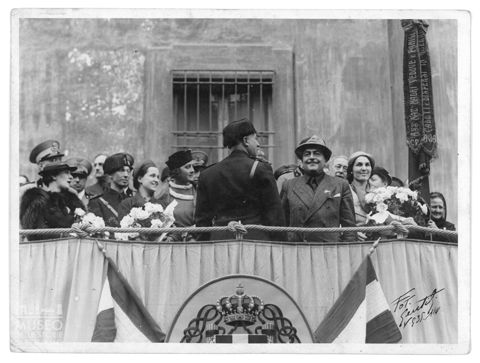 Persone su un palco allestito per una manifestazione