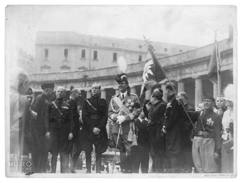 Il principe Umberto di Savoia a un raduno degli artiglieri