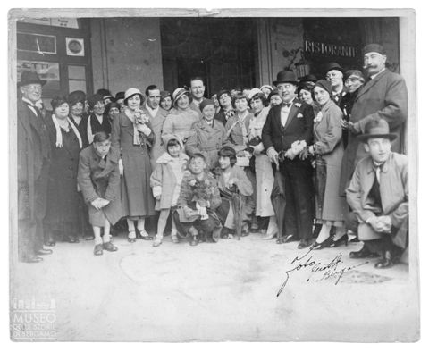 Gruppo davanti a una stazione