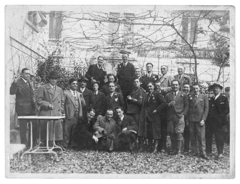 Uomini in un giardino