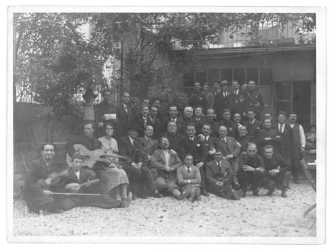 Ritratto di gruppo in un cortile