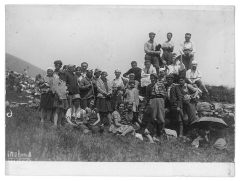 Gruppo di ragazzi in montagna
