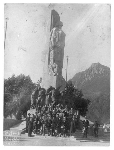 Lecco, gruppo presso un monumento ai caduti