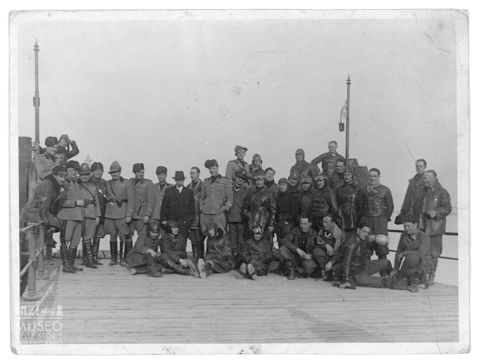 Gruppo di militari su un molo