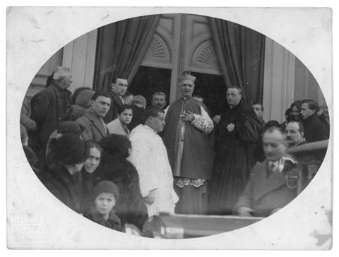 Adriano Bernareggi sull'uscio di una chiesa