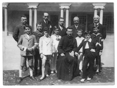 Ritratto di gruppo in un cortile