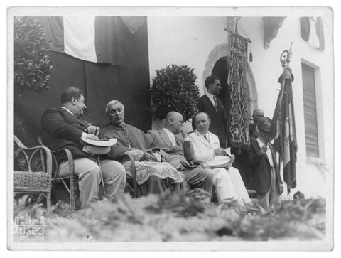 Adriano Bernareggi e un gruppo di autorità