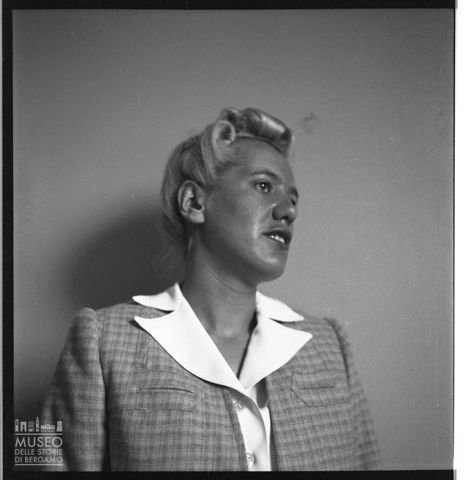 Ritratto a tre quarti di donna